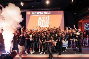  Die „Dachkrone“ wird dieses Jahr am 29. Mai 2026 im Lokschuppen in Bielefeld in sechs Kategorien verliehen. Das Bild zeigt die Preisverleihung in der Sonderkategorie der „Dachkrone 2025“ für das Projekt „Azubi-Tausch im Handwerk“  