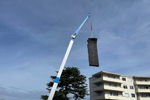  Um den Rückbau von Bitumendachbahnen zu vereinfachen, hat Dachdeckermeister Ludger Körner einen kranbaren „Dachbahnengreifer“ entwickelt, der in der Start-up-Area der Messe Dach+Holz vorgestellt wird 