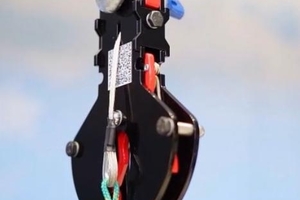  Für das sichere An- und Abschlagen von Lasten hat die Firma ILS-tech einen Automatikhaken mit einem speziellen Öffnungs- und Schließmechanismus entwickelt 