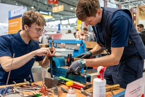  Der „Workspace Klempner-Handwerk“ in Halle 8 der Messe Dach+Holz 2026 wird erneut von der Spengler-Meisterschule aus Würzburg betrieben und zeigt moderne Handwerkstechniken und Restaurierungsarbeiten 