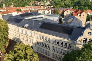  Die Triebischtalschule in Meißen: Das Indach-Photovoltaiksystem sorgt für einen nahezu nahtlosen Übergang zur Schieferfläche. Ideal für denkmalgeschützte Gebäude 