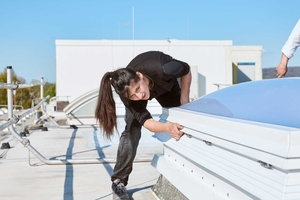  Schritt 3: Zum Schluss wird die Lichtkuppel auf dem Systemrahmen ausgerichtet und befestigt. 