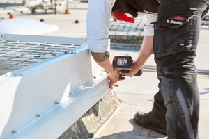  Schritt 2: Danach werden das Aufstockelement und der Systemrahmen montiert.  