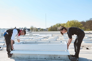  Das Aufstocksystem FlexFix besteht aus einem Montagerahmen und einem 24 cm hohen Aufstockelement aus langlebigem PVC-Hohlkammerprofil. 