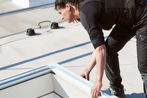  Schritt 1: Der Montagerahmen wird auf dem Aufsetzkranz ausgerichtet und mit der vorgesehenen Bohrung verschraubt. 