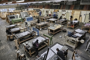  In der Werkhalle der Dachdecker-Meisterschule der Handwerkskammer Köln ist ausreichend Platz für künstlerisches Arbeiten an Schieferornamenten 