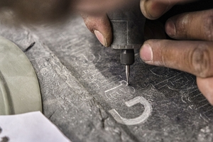  Übertragung von Schriften auf das Ornament mit einem Dremel 