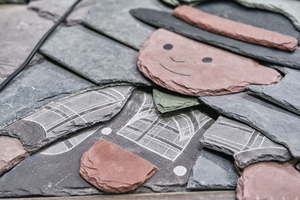  Ornamentdetail mit bearbeitetem Schiefer 