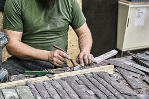  Konzentriertes Arbeiten an einem Stadtwappen 