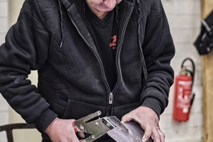  Dozent Uwe Bierbaum beim Bearbeiten von Farbschiefer 