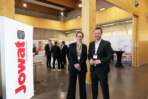  Das diesjährige Jowat Forum wurde in Kooperation mit dem Verband der Holzwerkstoff- und Innentürenindustrie veranstaltet. Links: Anemon Strohmeyer (VHI), rechts: Ingo Horsthemke (Jowat SE) 