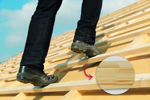  Die keilgezinkten Dachlatten von Egger sind ebenso belastbar wie klassische Dachlatten. ­Erhältlich sind sie aus Fichten- oder Kiefernholz 