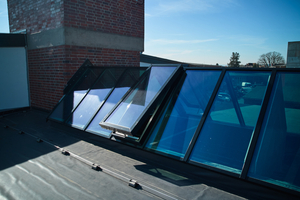  Im Bereich der Glasdachkonstruktionen wird die thermisch getrennte, modulare Lösung „Arcilite“ mit dem „Ventria“-­Lüftungsflügel und der „Easy Connect“–­Steuerzentrale gezeigt 