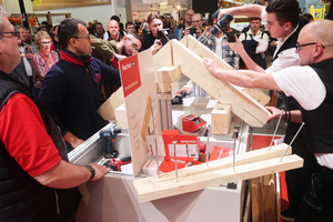  Bei den Fischer Handwerker-Challenges auf der Messe Dach+Holz wird geschraubt, was das Zeug hält. Die Gewinner dürfen sich über einen Tischkicker freuen 