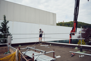  Das Sifatec-Montageteam schafft durch die Installation des Seitenschutzsystems die Voraussetzungen für sichere Dacharbeiten 