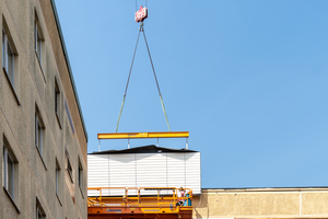  Das komplett vorgefertigte Wandelement wird nur noch vor den Bestand gehängt. Bewohner werden so deutlich weniger gestört 