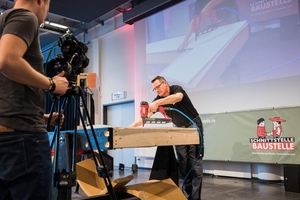  Die Fachvorträge werden von praxisnahen Live-Demonstrationen an einem originalgroßen Modell begleitet. Mit Hilfe einer Handkamera werden zusätzliche Detailansichten auf eine große Leinwand übertragen – so können Teilnehmende jeden Handgriff nachverfolgen 