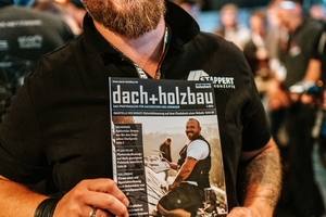  Bereits 2024 gewann die Stappert Dachkonzepte GmbH die „Dachkrone“, damals in der Kategorie&nbsp;„Bester digitaler Betrieb“. Dominik Nöcker zeigte auf der Preisverleihung stolz das Cover unserer Ausgabe 3/2024, in der wir ihn und seinen Betrieb vorstellten 