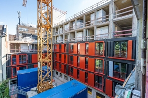  Ein Kran im Innenhof ermöglicht das Einheben der Bauelemente 