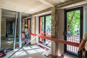  Die Fassadenelemente wurden vor der tragenden Konstruktion montiert, um Platz für eine Installationsebene zu schaffen 