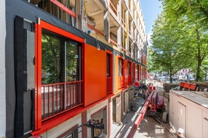  Die Fassadenelemente werden vollständig vorgefertigt angeliefert, inklusive Fenstern, Dämmung und Fassadenverkleidung 