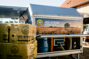  „Iso-Stroh“ wird in einem besonderen Verfahren in Längs- und Querrichtung gespalten, wodurch das Material beim Einblasen nicht verfilzt 