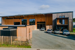  „Wir wollten von Anbeginn frischer und moderner agieren und nachhaltig bauen“, so Frithjof Baumgart. Elektro-Firmenwagen auf dem Hof führen den Nachhaltigkeitsgedanken konsequent weiter 