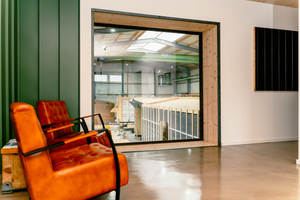  In der Werkhalle werden unter anderem Wohnmodule in Holzbauweise vorgefertigt 