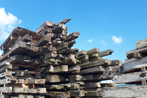  Altholzbalken im Außenlager der Firma Historische Bauelemente in Marwitz bei Berlin 
