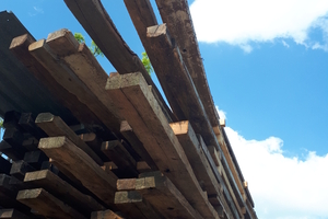  Neben Altholzdielen bietet das Unternehmen Historische Bauelemente auch historische Massivholzbalken und Kanthölzer an, die im Außengelände gelagert werden 