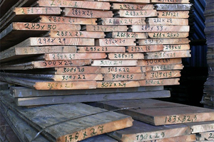  edes Brett wird vermessen und mit den entsprechenden Daten beschriftet 