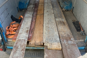  Nach dem Rueckbau werden die Dielen sortiert und fuer den Transport ins Lager vorbereitet 