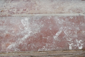  Altholzdielen zeigen noch alte Farbschichten und Gebrauchsspuren 