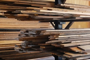  Die Dielen werden nach Holzart und Maßen in Regalen gelagert 