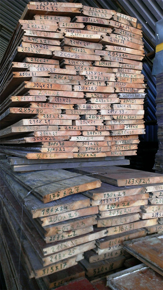 edes Brett wird vermessen und mit den entsprechenden Daten beschriftet