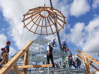 Holzhauspyramide im 16-Eck-Grundformat ohne Querbalken in Japan