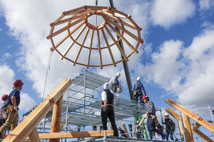  Holzhauspyramide im 16-Eck-Grundformat ohne Querbalken in Japan 