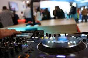  Auf der Messe Dach+Holz lädt Lamilux an zwei Abenden (25. und 26. Februar 2026) zum Austauschen und Netzwerken am Messestand ein 