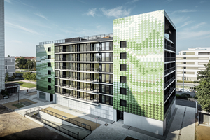  Die helle Oberfläche reflektiert das Sonnenlicht und verleiht der Fassade eine facettenreiche Wirkung, die sie von anderen Gebäuden in der Umgebung abhebt 