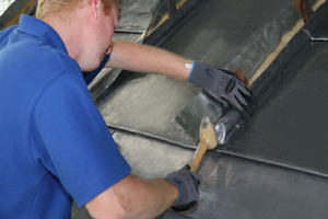  Beim Falzen wird jede Schar sorgfältig handwerklich geformt und fixiert, damit die Verbindung flexibel und witterungsbeständig bleibt 