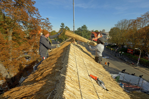 Zehn Jahre nach der letzten Dacheindeckung, damals mit einer Nachbildung aus Kunststoff, fiel die Entscheidung zur Erneuerung des Daches mit Reet 