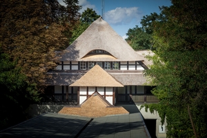  Vom Bahnhofsgebäude führt ein mit Reet gedeckter Übergang hinab zum Bahnhsteig 
