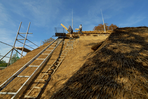  Durch die beengten Verhältnisse auf der Baustelle war es kaum möglich, viel Material zu lagern. Weil der U-Bahn-Betrieb weiterlief, musste darauf geachtet werden, dass kein Reet auf die Gleise gelangte 