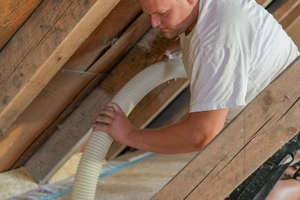  Die Mitarbeitenden von Jablinski Holzbau sind in der Verarbeitung der Einblasdämmung „Thermofibre“ von Gutex geschult 