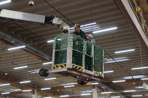  Die Messebesucher durften, gemeinsam mit einem Mitarbeiter der Dachdeckerei Gläßner, eine Korbfahrt mit dem Autokran unternehmen 