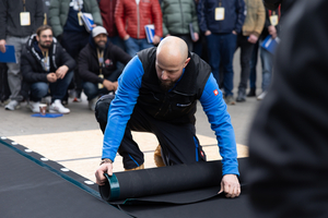  Die Teilnehmenden konnten Produkte, wie die neue EPDM-Bahn&nbsp;„Hertalan Easy Weld Pro“, praxisnah vor Ort ausprobieren 
