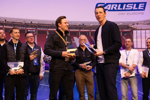  Der Handballweltmeister Dominik Klein (rechts) überreichte gleich zwei Carlisle „Meisterwerk-Awards“ an den Dachdeckermeister Maximilian Stanitzek, der sowohl in der Kategorie Gründach, als auch beim Publikumspreis mit Gold ausgezeichnet wurde 