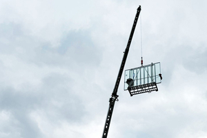  Die&nbsp;„Service Friends” sorgen dafür, dass Schäden an Fenster- und Türelementen von Fertighäusern fachgerecht behoben werden. Sie bieten dabei auch für schwierige Zugangssituationen und große Elemente passende Lösungen an 