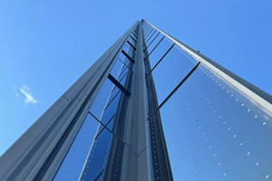   Die neue Vogelschutzfolie für Fenster der Roto Frank Professional Service GmbH verbindet Tierschutz mit hoher gestalterischer Qualität und soll Kollosionen von Vögeln mit Glasfassaden verhindern 