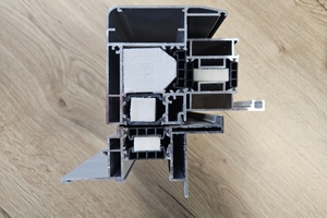  Die weißen „Aerogel“-Dämmungen in den Kammern der Aluminiumprofile gehören seit Herbst 2025 zur Standardausstattung der Lideko-Dachfenster. Sie sorgen für einen niedrigen Uw-Wert von maximal 1,0 W/m2 